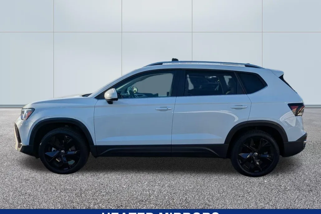2025 Volkswagen Taos SE photo 1