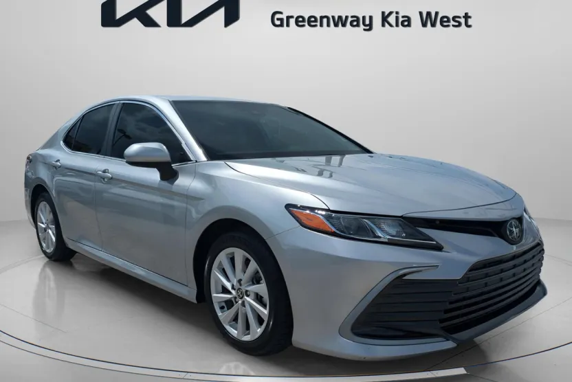 2023 Toyota Camry LE photo 1