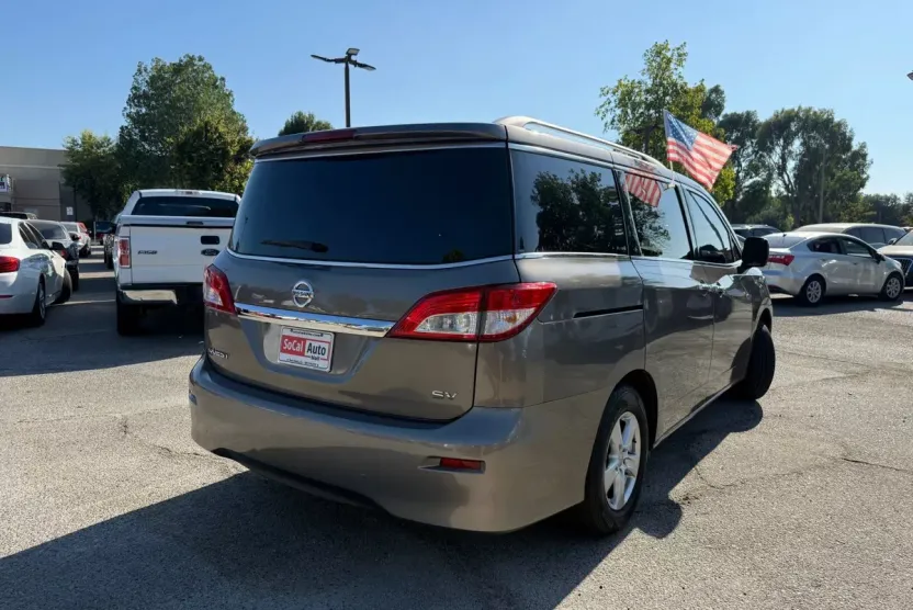 2017 Nissan Quest SV photo 1