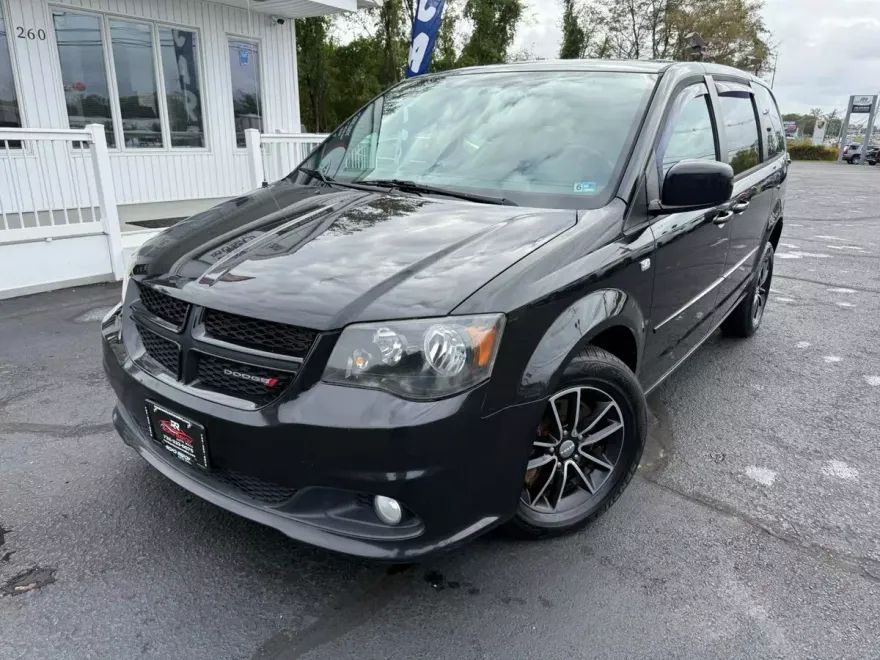 2014 Dodge Grand Caravan SXT photo 1