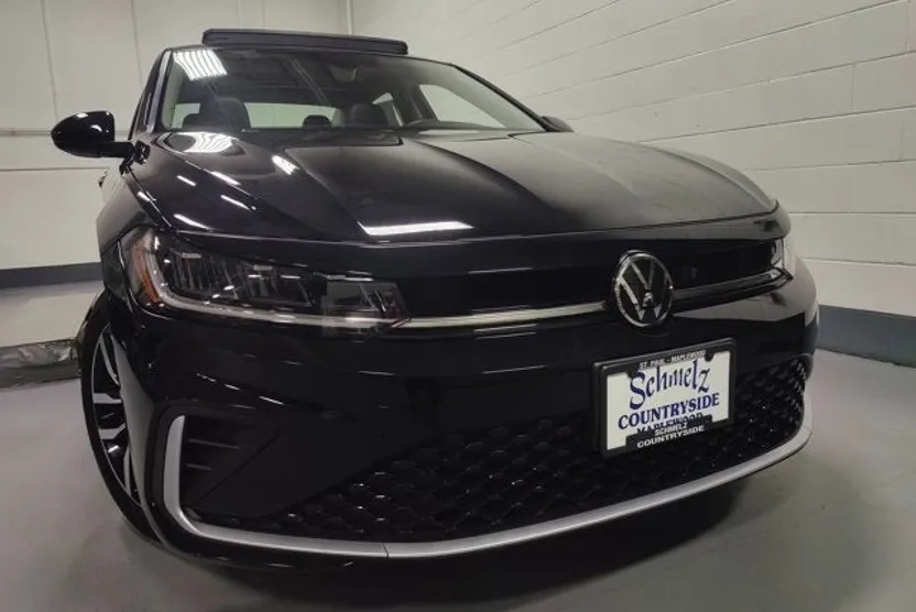 2025 Volkswagen Jetta SE photo 1