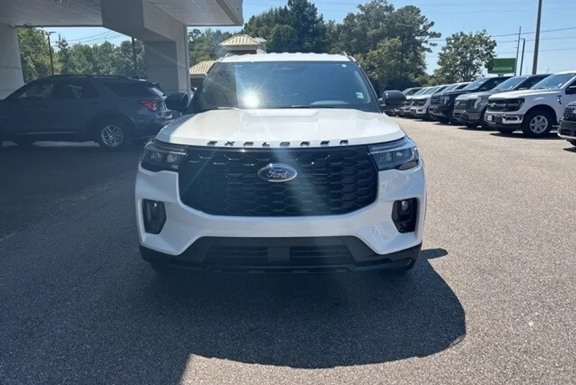 2025 Ford Explorer ST-Line photo 1