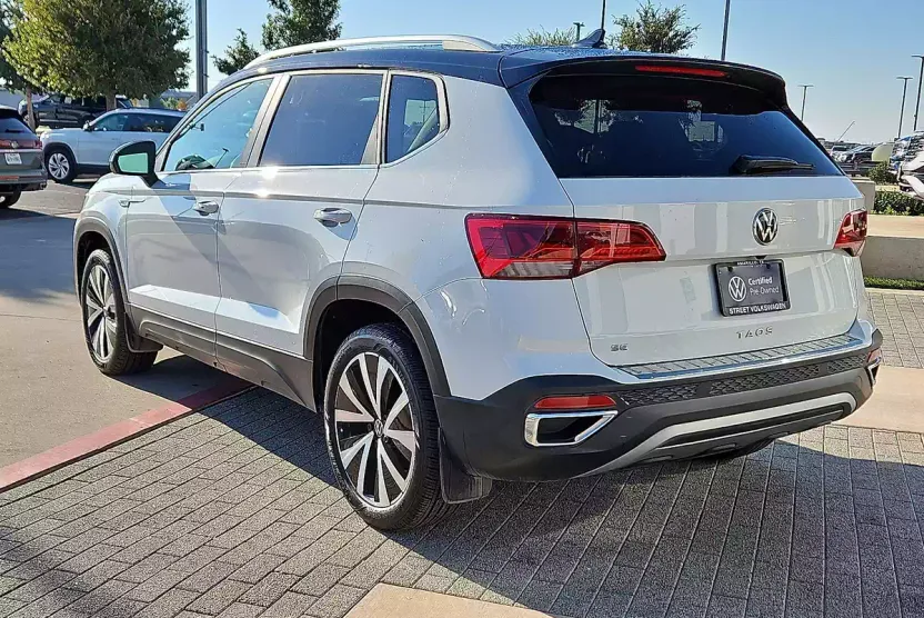 2023 Volkswagen Taos SE photo 1