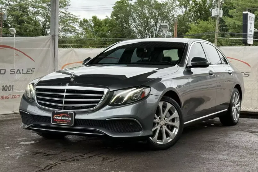2017 Mercedes Benz E 300 4MATIC Sedan photo 1