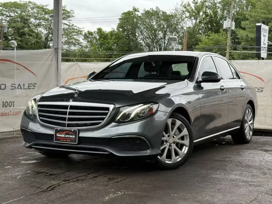 2017 Mercedes Benz E 300 4MATIC Sedan photo 1