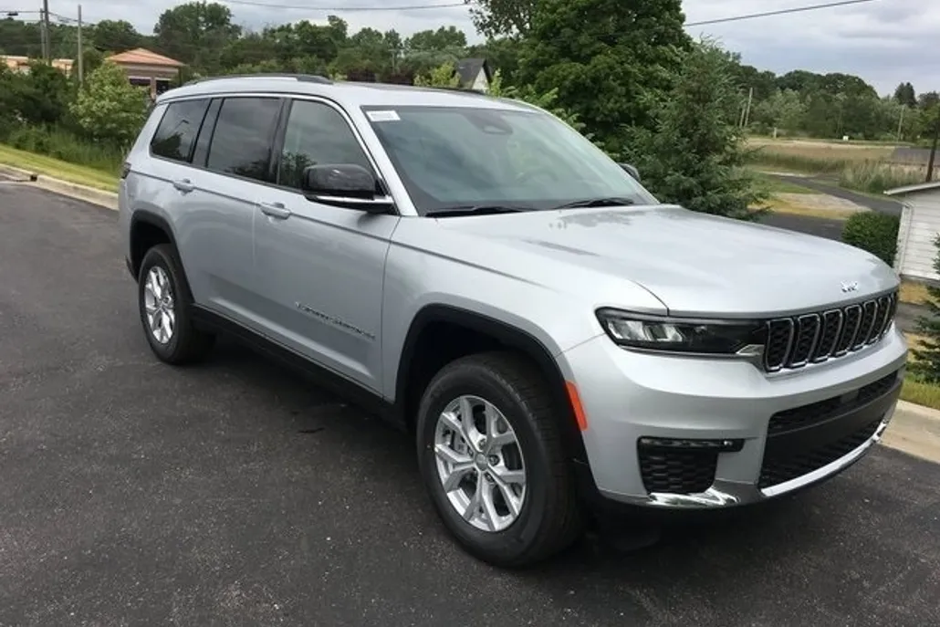 2023 Jeep Grand Cherokee Limited photo 1