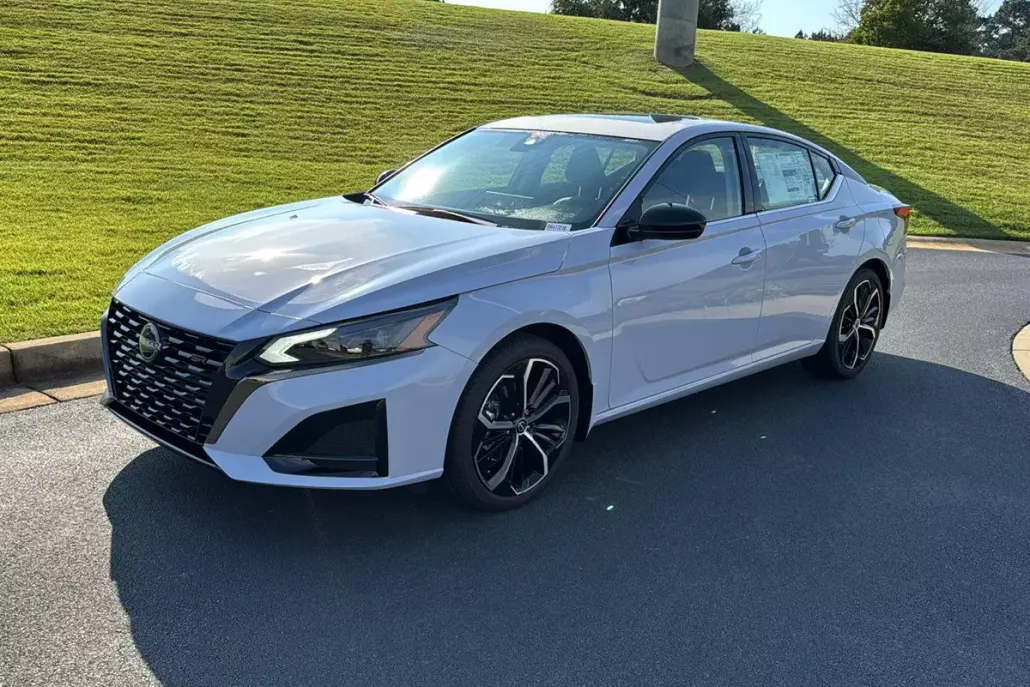 2025 Nissan Altima SR photo 1