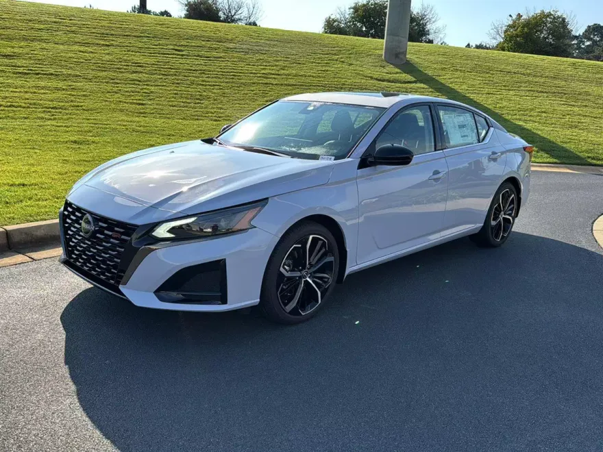 2025 Nissan Altima SR photo 1
