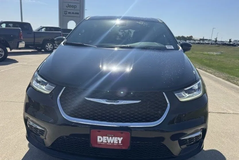 2026 Chrysler Pacifica photo 1