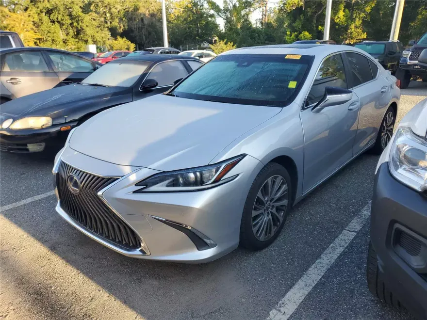 2019 Lexus ES 300h Luxury photo 1