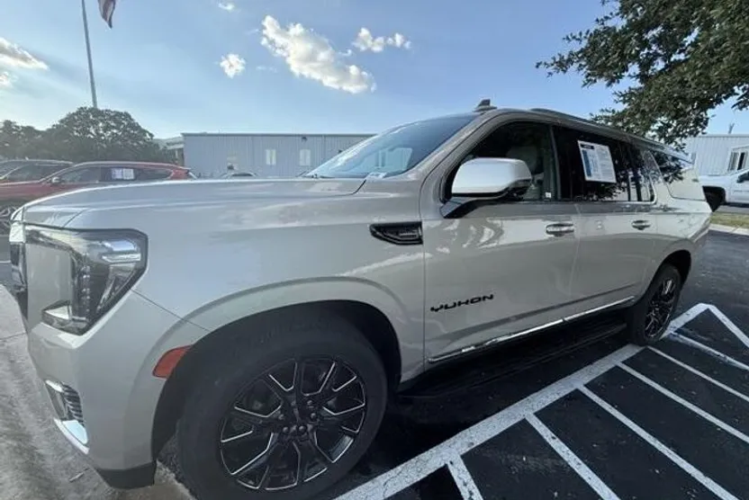 2023 Gmc Yukon XL SLT photo 1