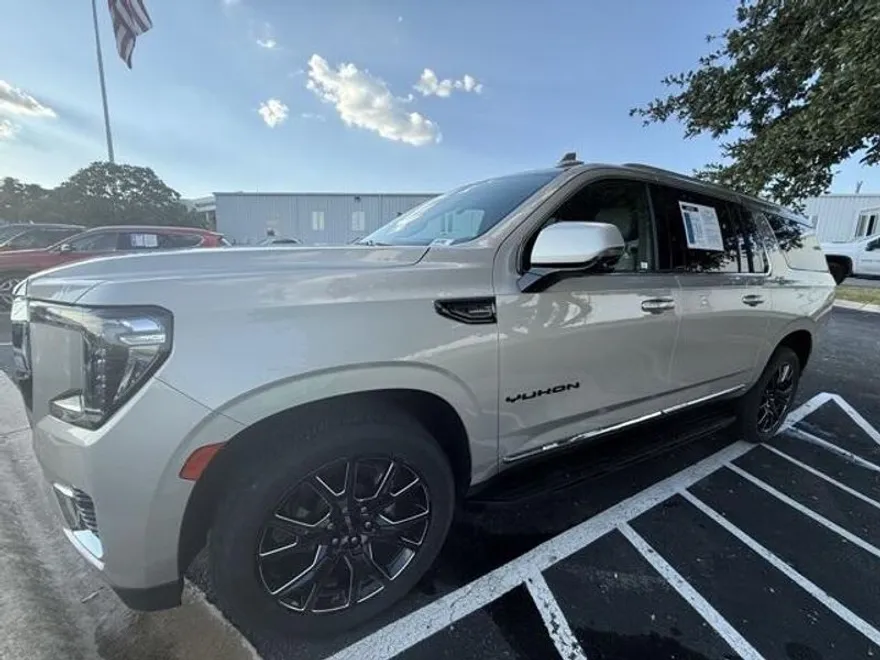 2023 Gmc Yukon XL SLT photo 1
