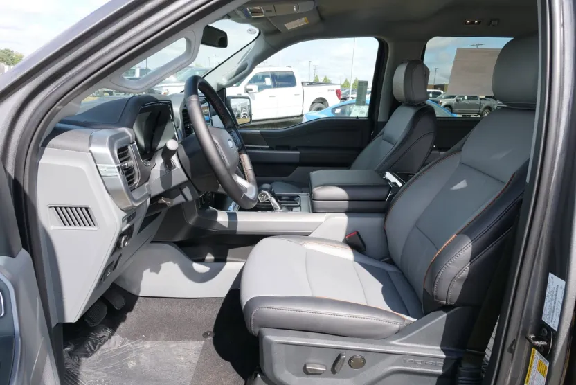 2025 Ford F-150 Lariat photo 1