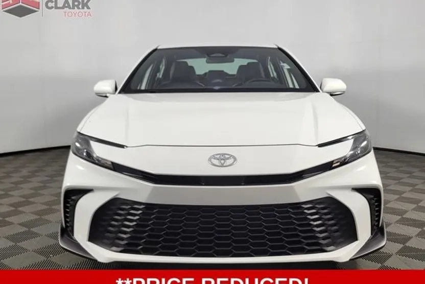 2025 Toyota Camry SE photo 1