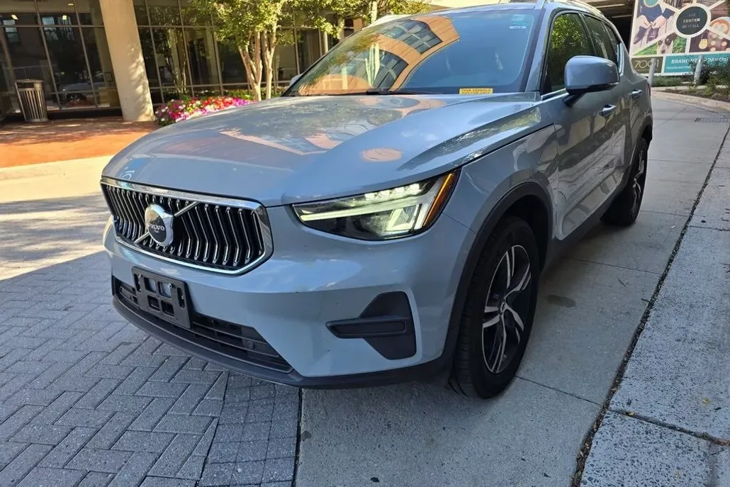 2025 Volvo XC40 Core photo 1