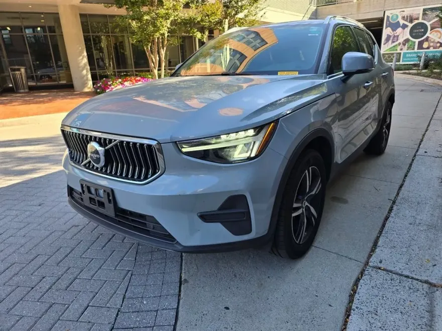 2025 Volvo XC40 Core photo 1