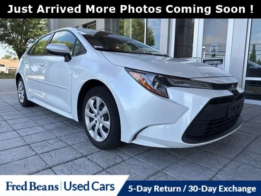 2023 Toyota Corolla LE photo 1