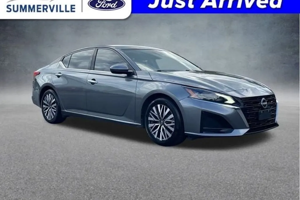 2023 Nissan Altima 2.5 SV photo 1
