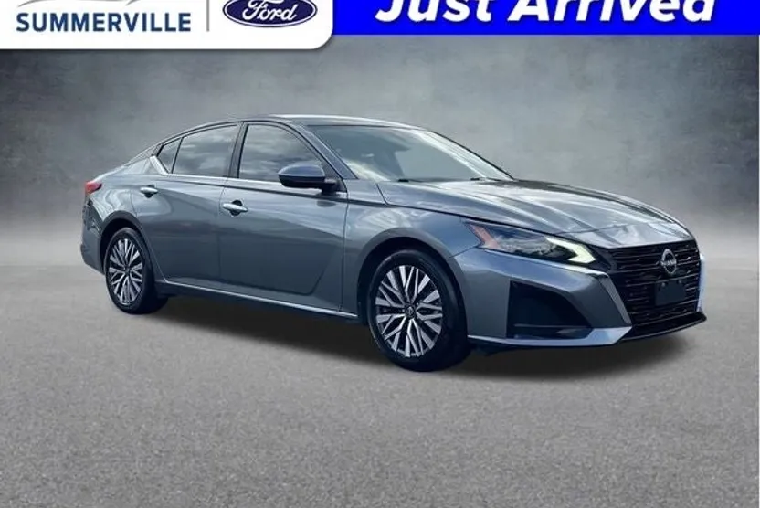 2023 Nissan Altima 2.5 SV photo 1