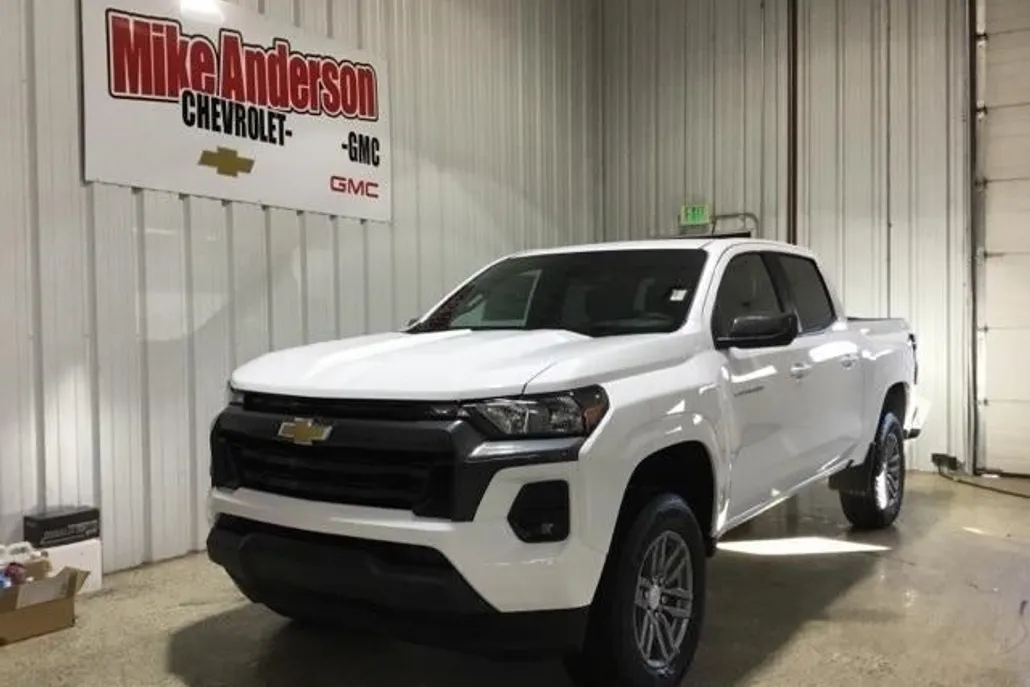 2024 Chevrolet Colorado LT photo 1