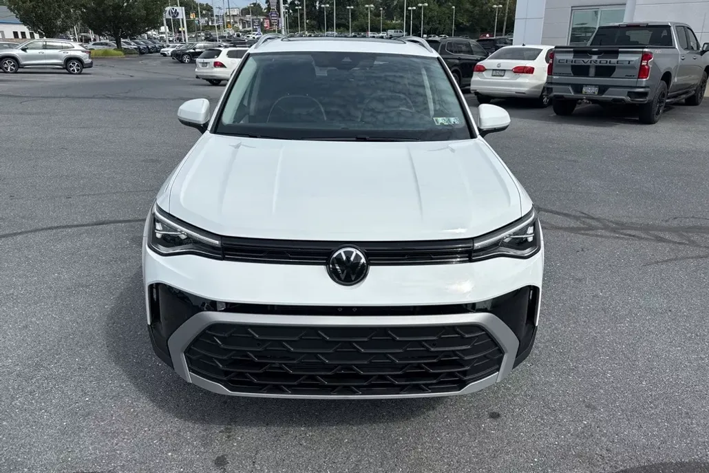 2025 Volkswagen Taos SE photo 1