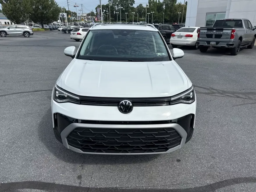 2025 Volkswagen Taos SE photo 1