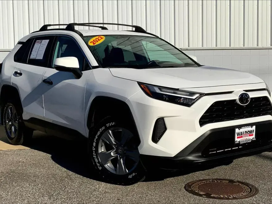 2022 Toyota RAV4 XLE photo 1