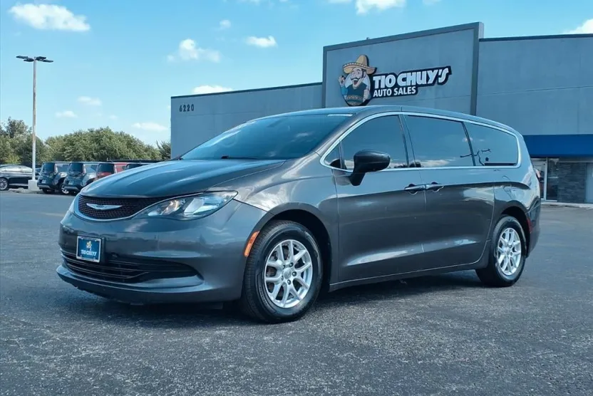 2019 Chrysler Pacifica Touring photo 1