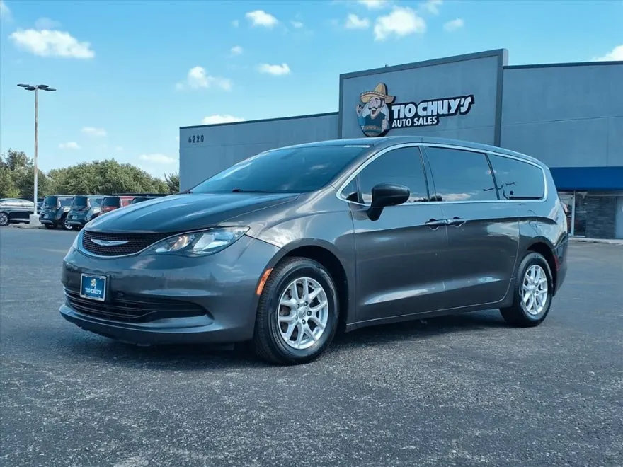 2019 Chrysler Pacifica Touring photo 1