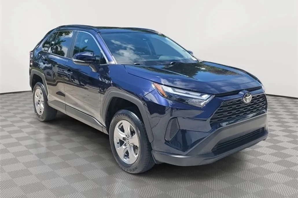 2022 Toyota RAV4 XLE photo 1