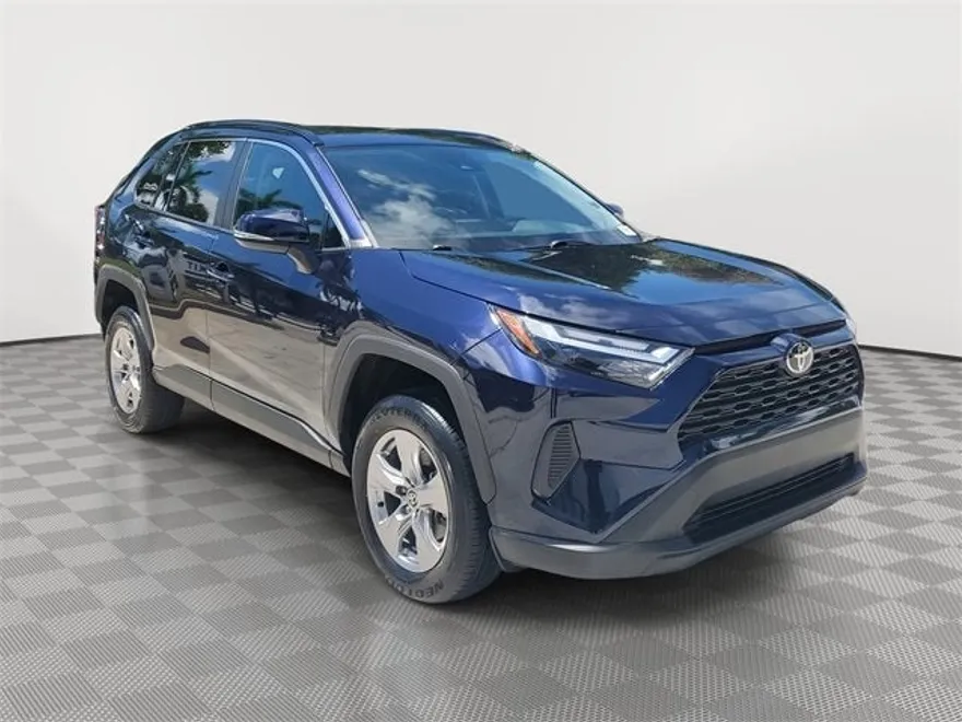 2022 Toyota RAV4 XLE photo 1