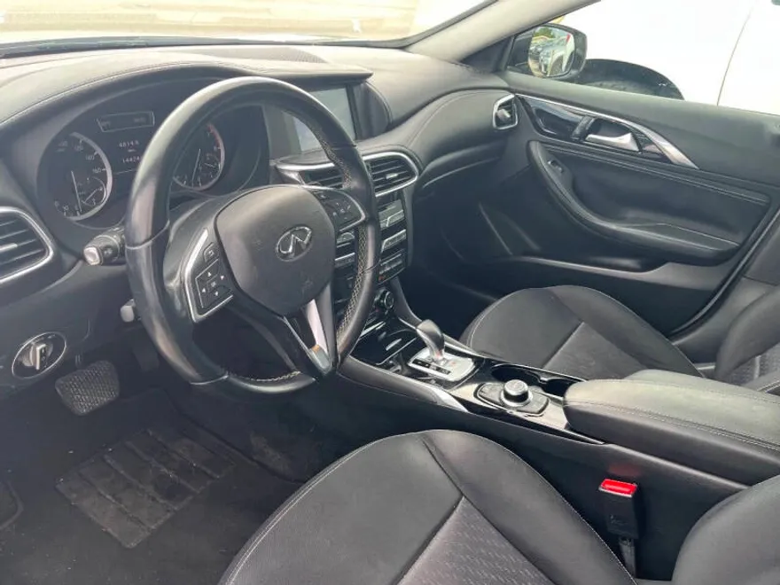 2018 Infiniti QX30 Base photo 1