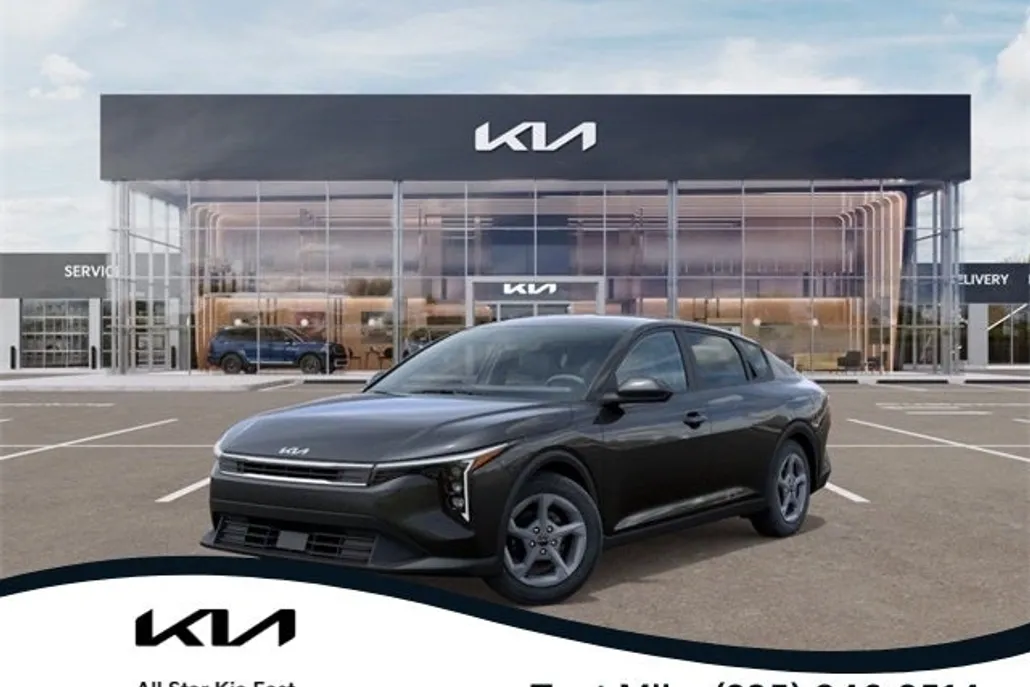 2025 Kia K4 LXS photo 1