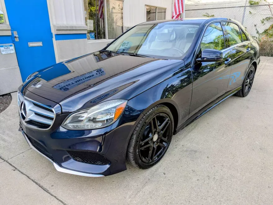 2014 Mercedes Benz E 4MATIC Sedan photo 1