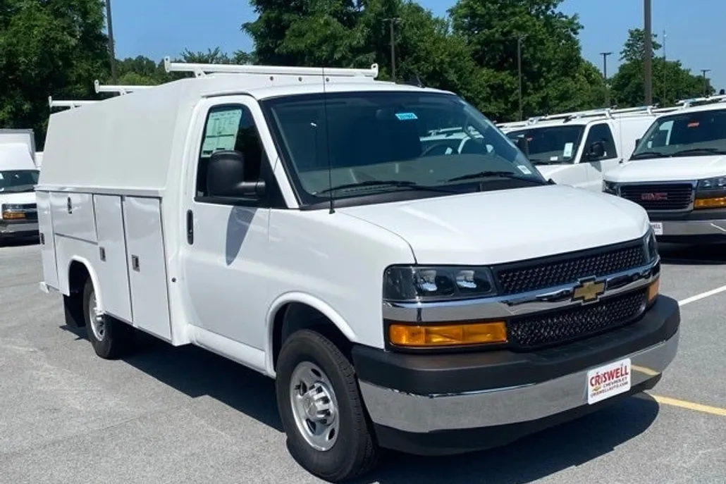 2025 Chevrolet Express 3500 Work Van Cutaway photo 1