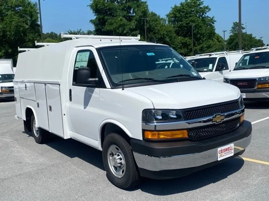 2025 Chevrolet Express 3500 Work Van Cutaway photo 1
