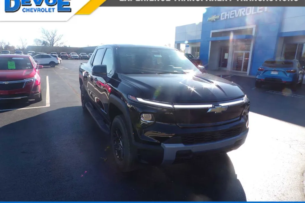 2025 Chevrolet Silverado EV LT photo 1