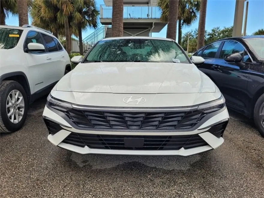 2024 Hyundai Elantra SEL Convenience photo 1