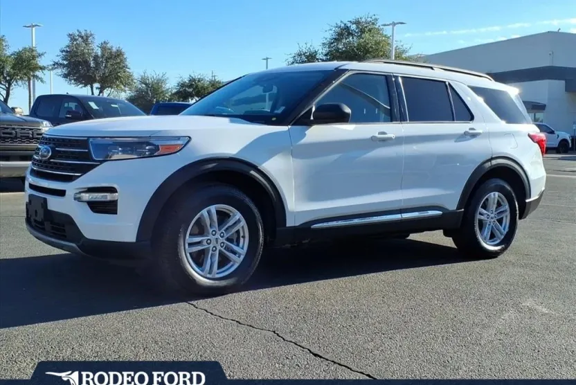 2023 Ford Explorer XLT photo 1