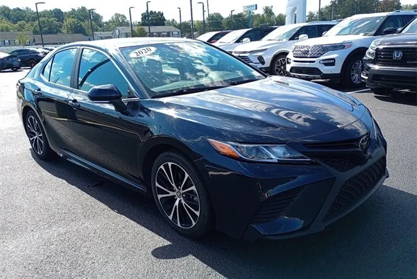2020 Toyota Camry SE photo 1