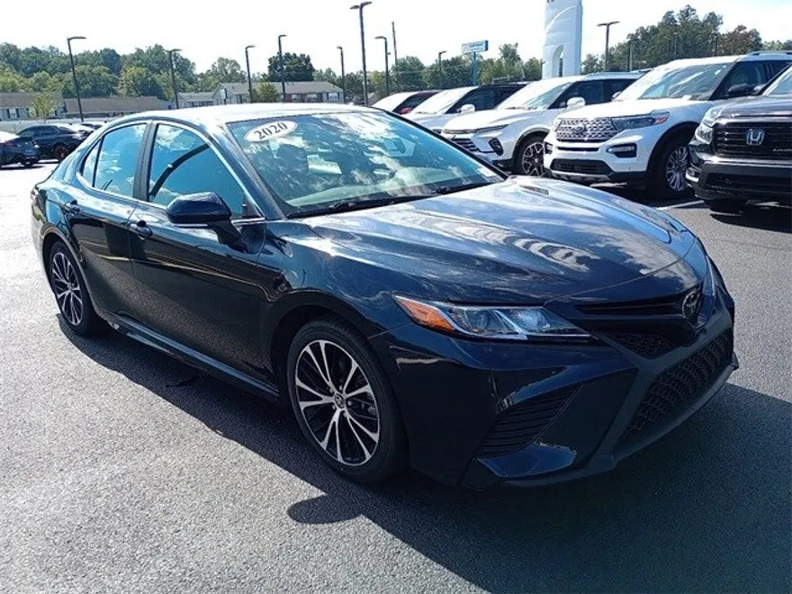 2020 Toyota Camry SE photo 1