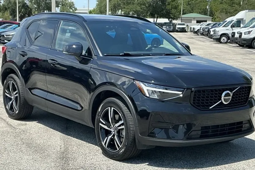 2024 Volvo XC40 Core photo 1