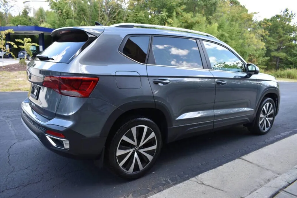 2023 Volkswagen Taos SE photo 1