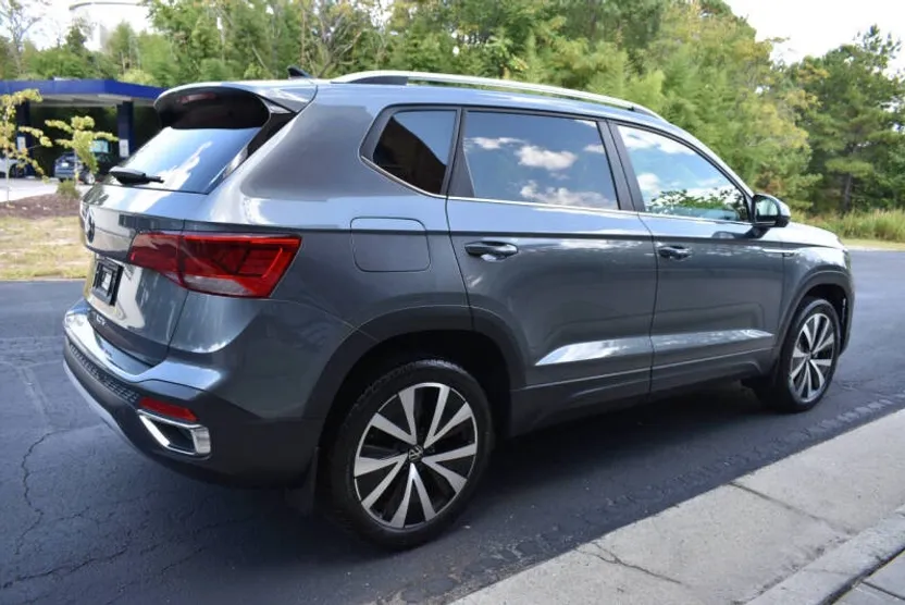 2023 Volkswagen Taos SE photo 1