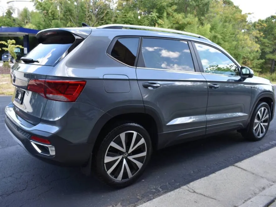 2023 Volkswagen Taos SE photo 1