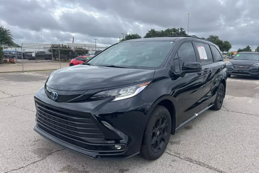 2025 Toyota Sienna Woodland Edition photo 1
