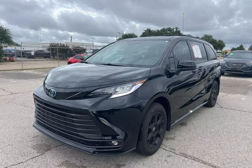 2025 Toyota Sienna Woodland Edition photo 1