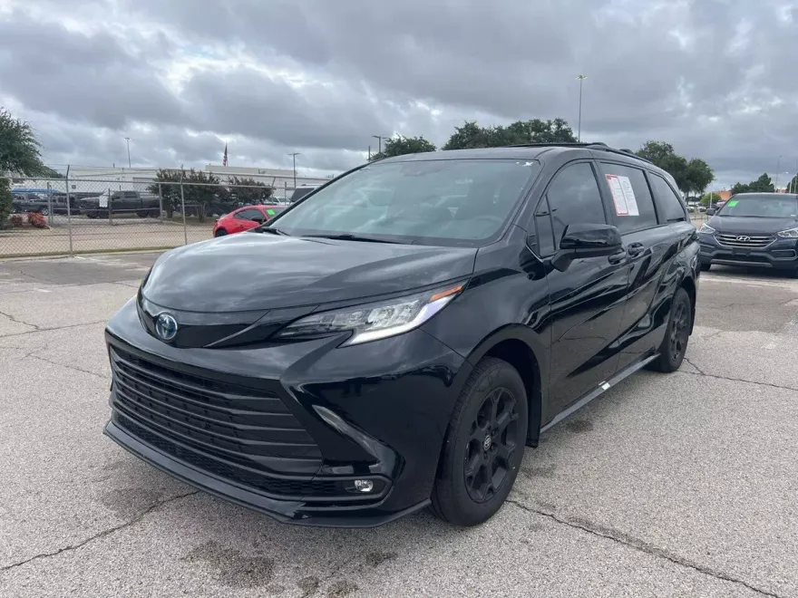 2025 Toyota Sienna Woodland Edition photo 1
