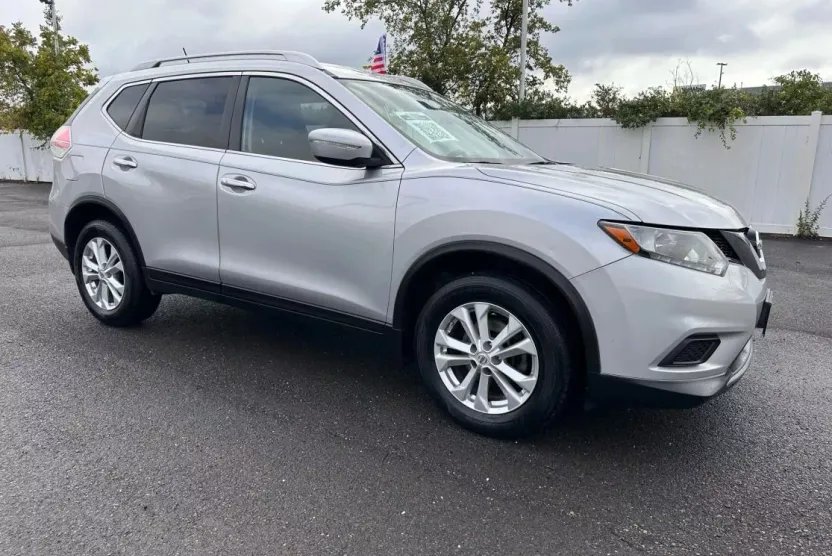 2015 Nissan Rogue SV photo 1