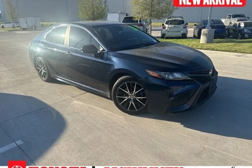 2021 Toyota Camry SE photo 1
